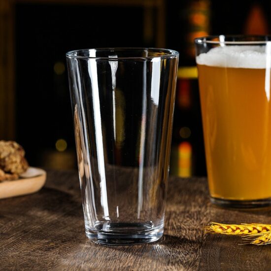 Customizable British American pint beer glasses for juice, tea, and beverages